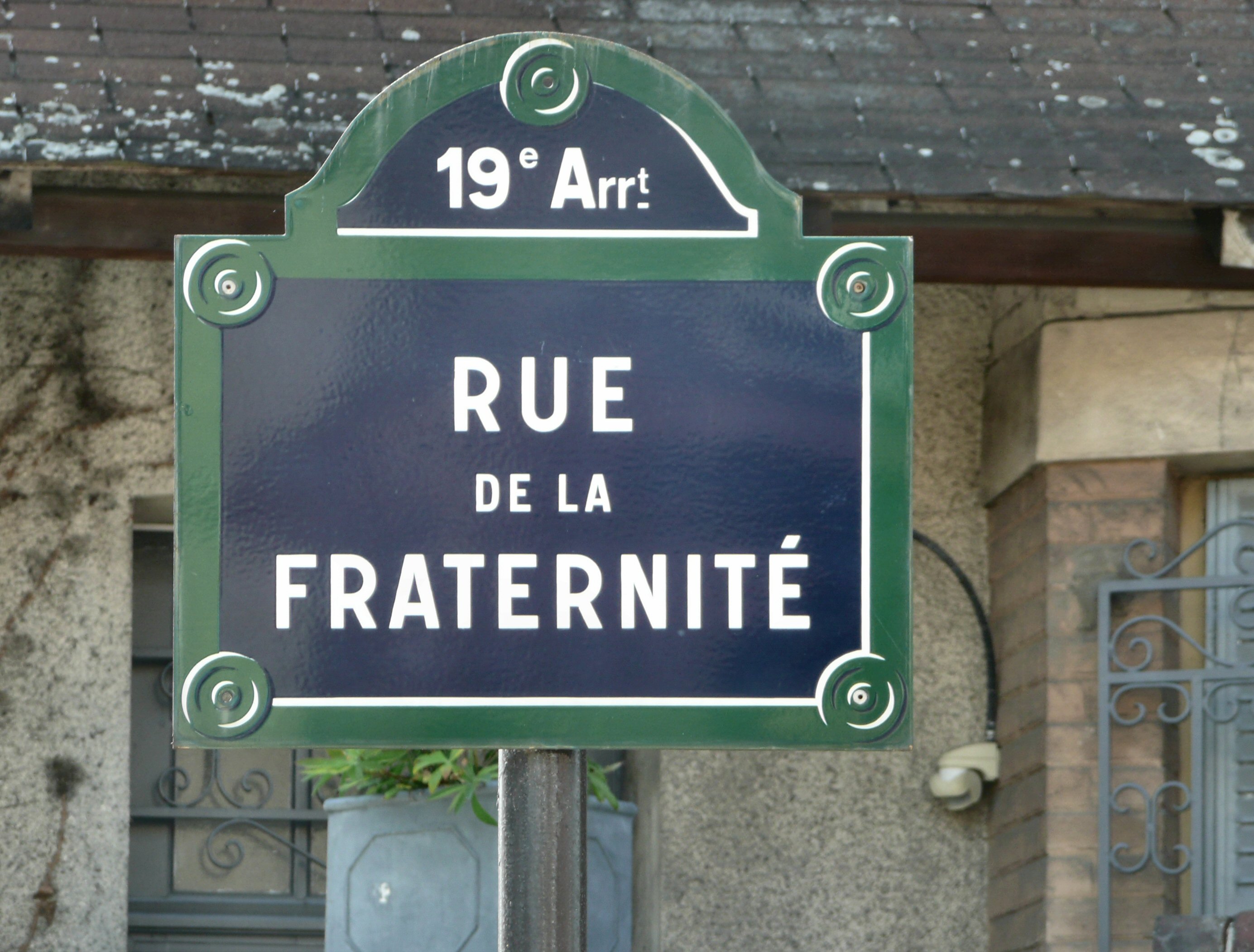 Rue_de_la_Fraternité,_Paris_19.jpg